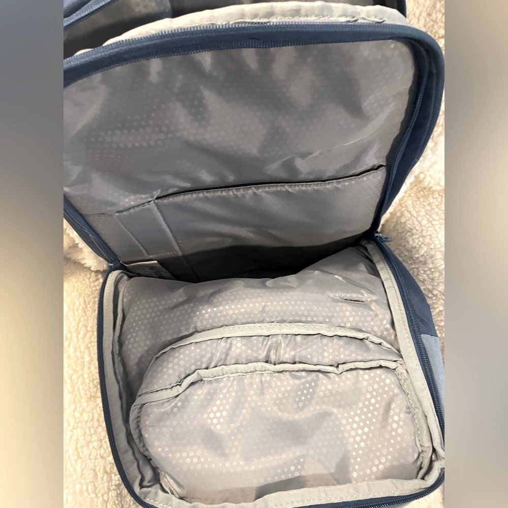 Speck MightyPack for digital commuters - tech protection and travel friendly - Picture 9 of 12